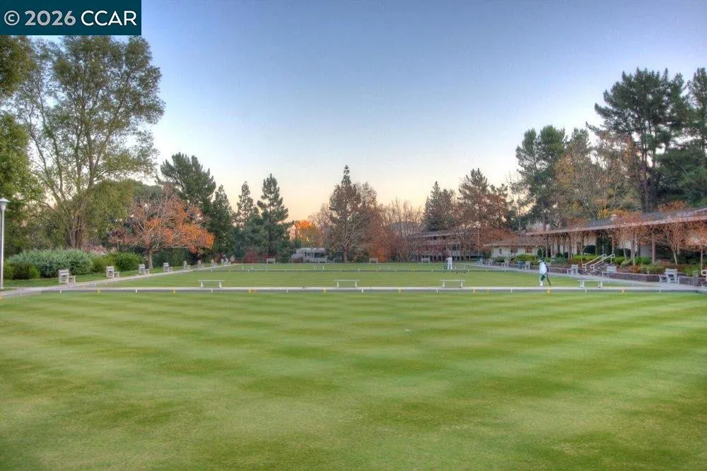 2500 Ptarmigan Dr #4 Walnut Creek, CA 94595