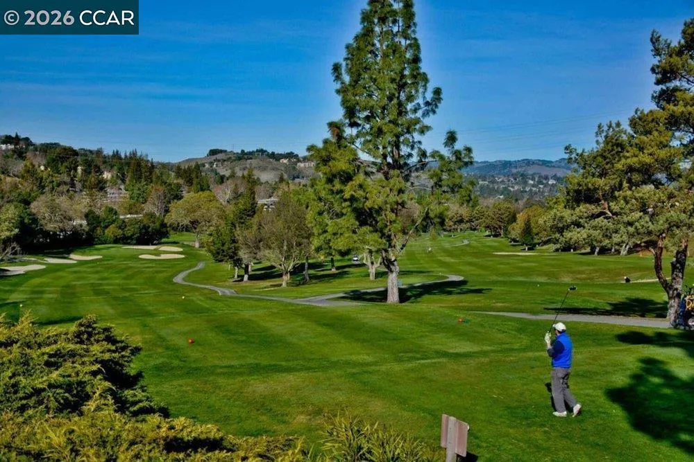 2500 Ptarmigan Dr #4 Walnut Creek, CA 94595