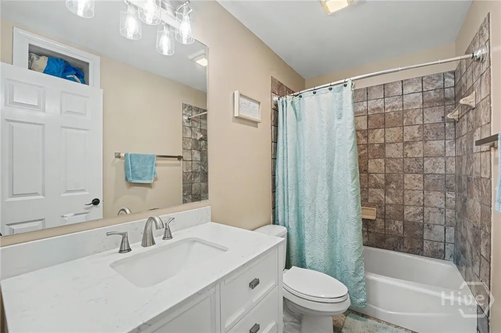 24 Oakcrest Drive E Savannah, GA 31405