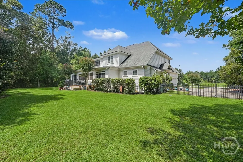 24 Oakcrest Drive E Savannah, GA 31405