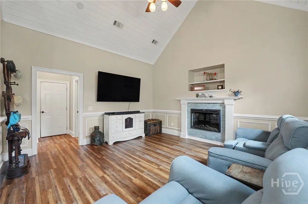 24 Oakcrest Drive E Savannah, GA 31405