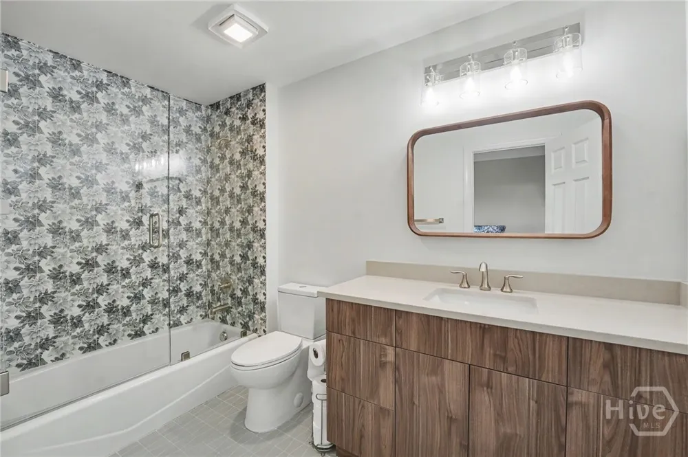 24 Oakcrest Drive E Savannah, GA 31405