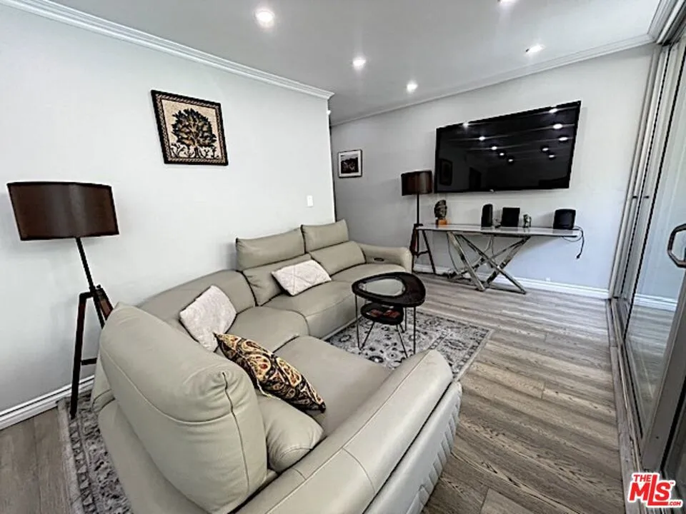 1015 Kings Road #104 West Hollywood, CA 90069