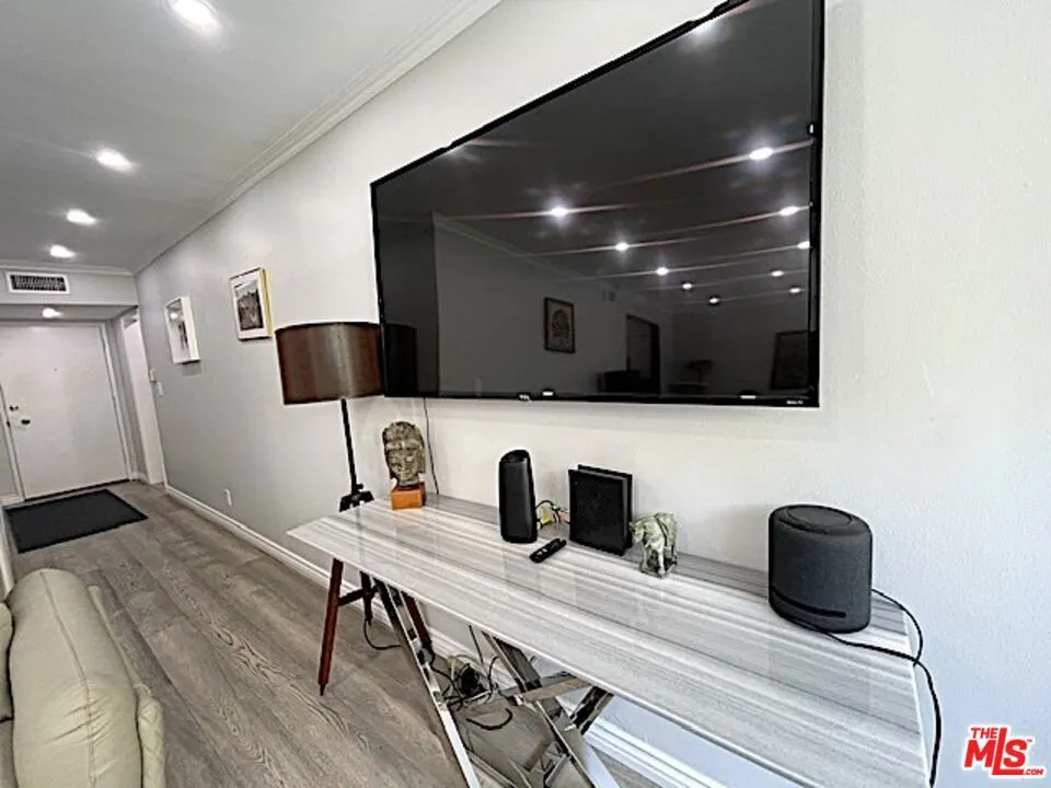 1015 Kings Road #104 West Hollywood, CA 90069