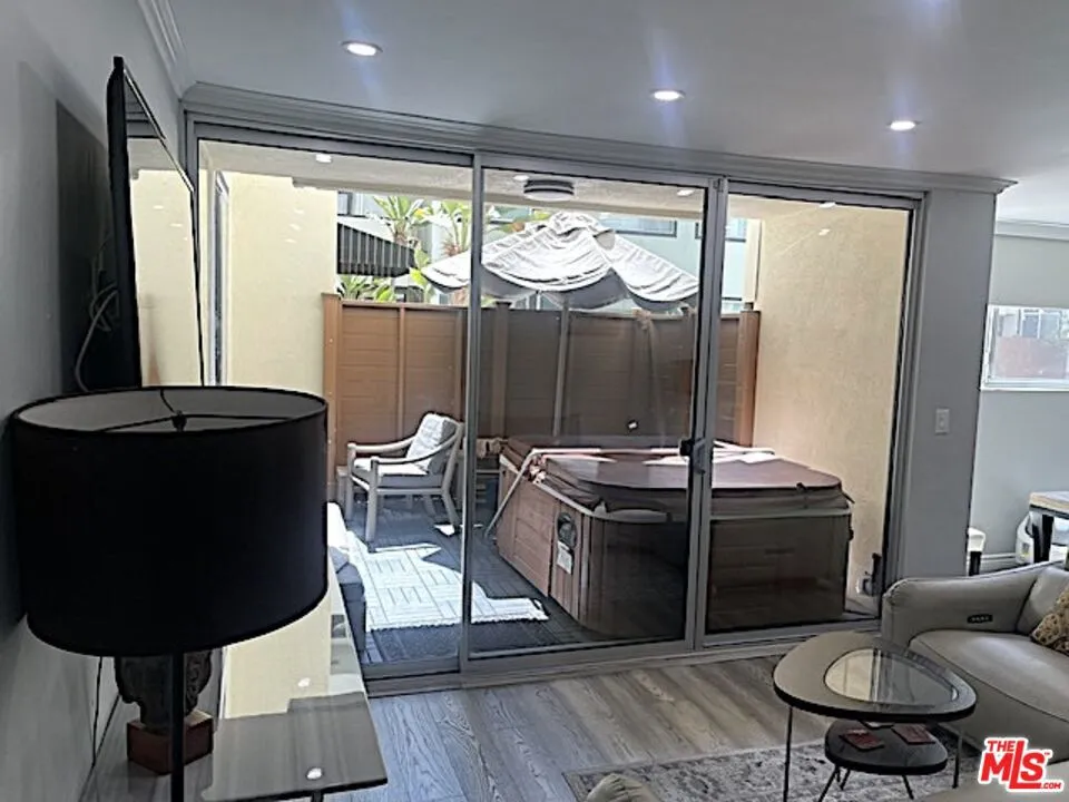 1015 Kings Road #104 West Hollywood, CA 90069