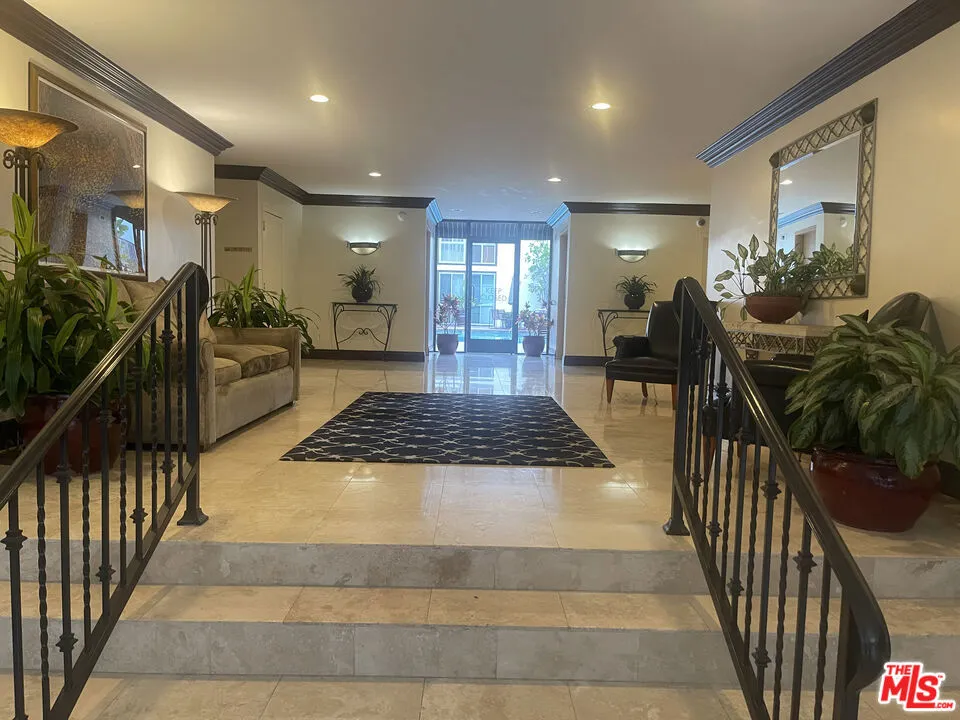 1015 Kings Road #104 West Hollywood, CA 90069