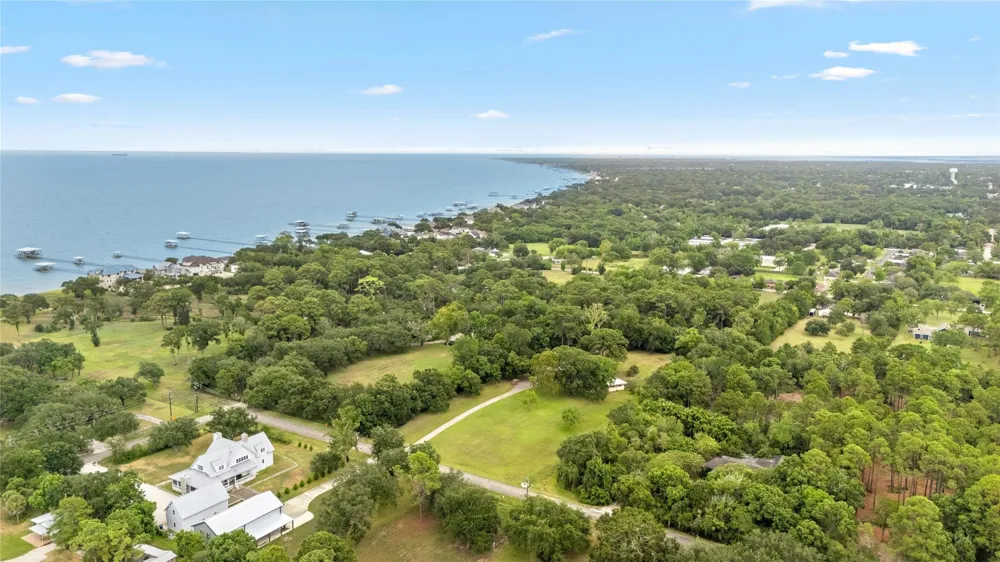 325 Bay Avenue S Kemah, TX 77565
