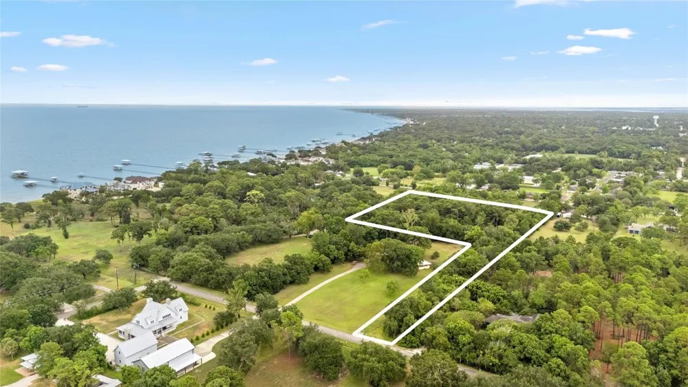 325 Bay Avenue S Kemah, TX 77565