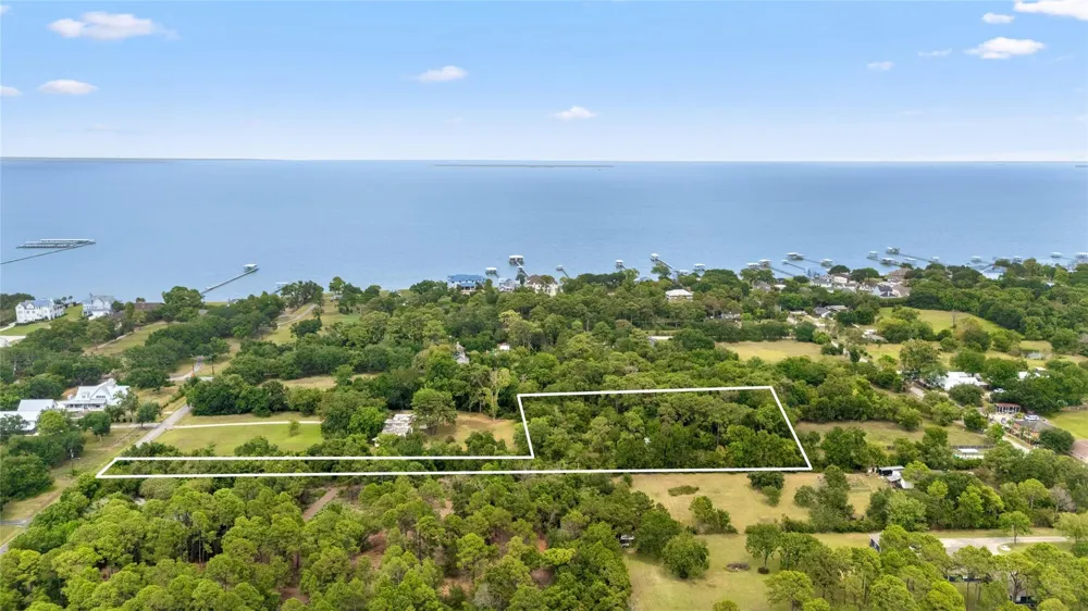 325 Bay Avenue S Kemah, TX 77565