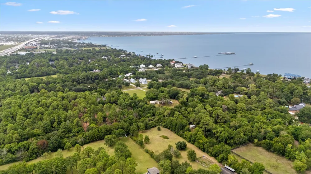 325 Bay Avenue S Kemah, TX 77565