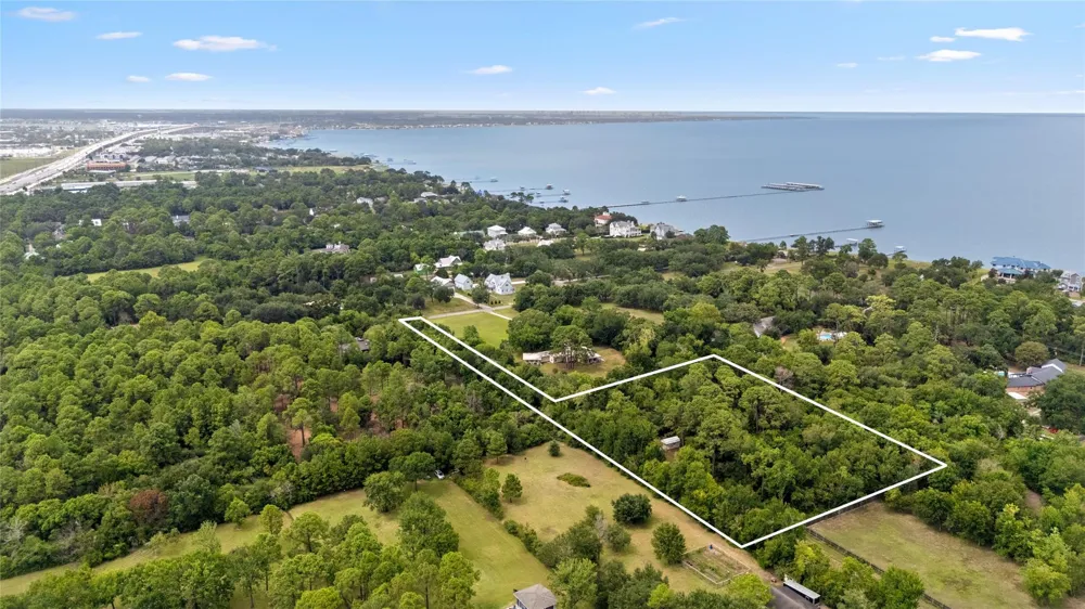 325 Bay Avenue S Kemah, TX 77565
