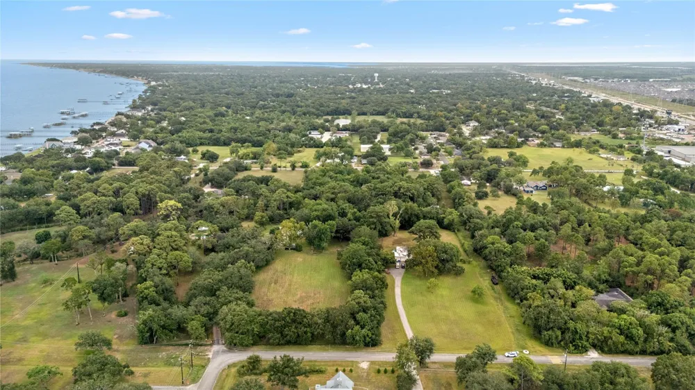 325 Bay Avenue S Kemah, TX 77565