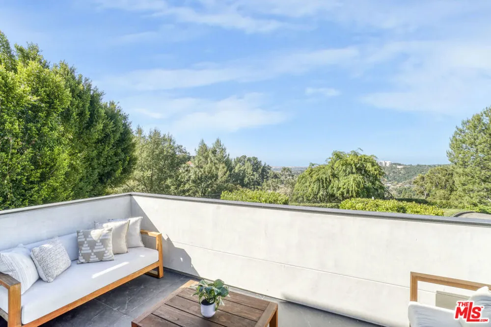 1116 Linda Flora Drive Los Angeles, CA 90049