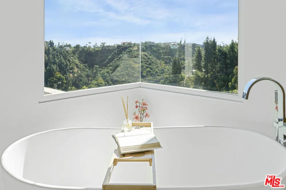 1116 Linda Flora Drive Los Angeles, CA 90049
