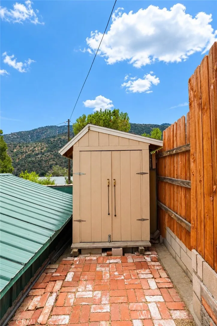 637 Birch Frazier Park, CA 93225