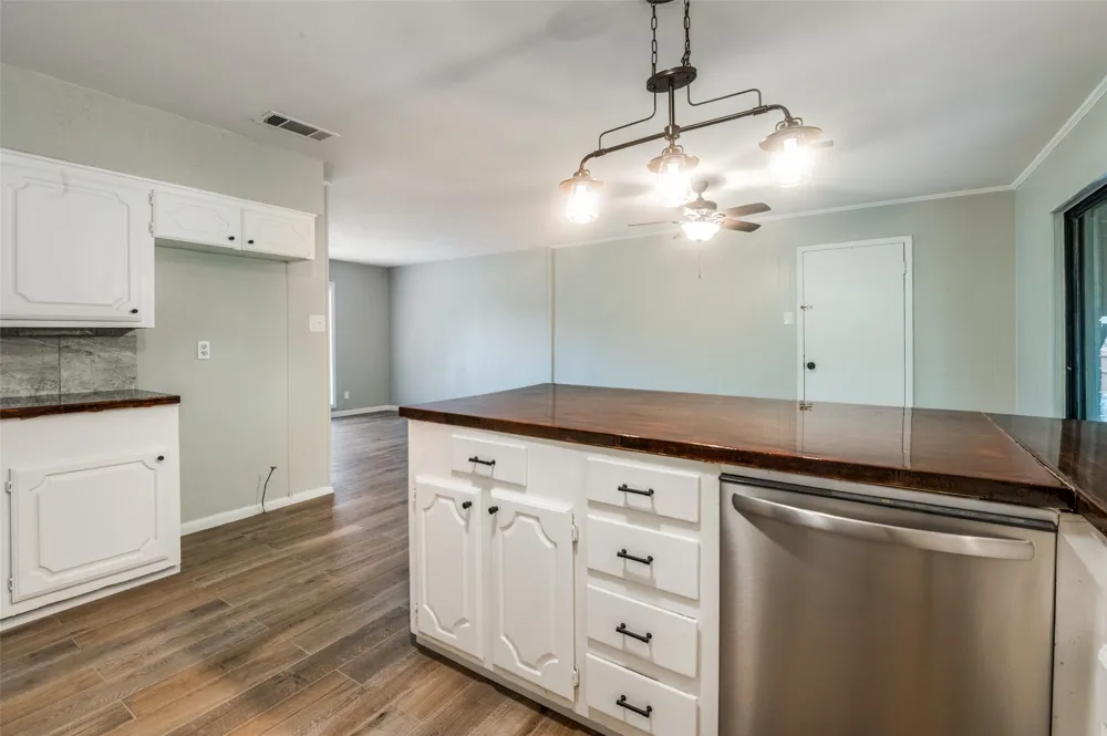 1533 E Springcrest Circle Lancaster, TX 75134