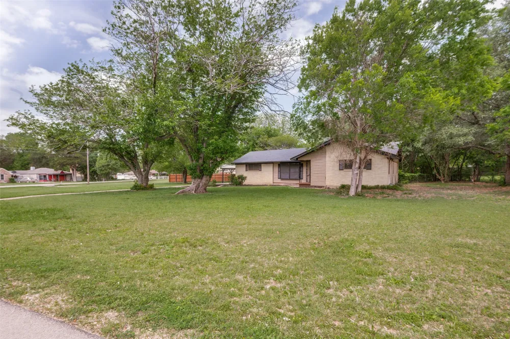 1533 E Springcrest Circle Lancaster, TX 75134
