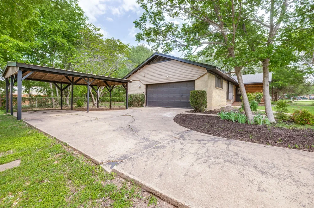 1533 E Springcrest Circle Lancaster, TX 75134