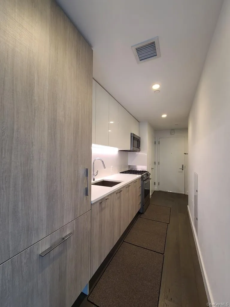 131-05 40th Road #18L Flushing, NY 11354