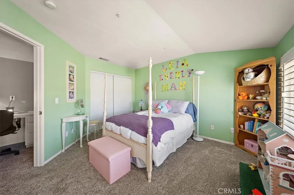 15727 Virginia Fontana, CA 92336