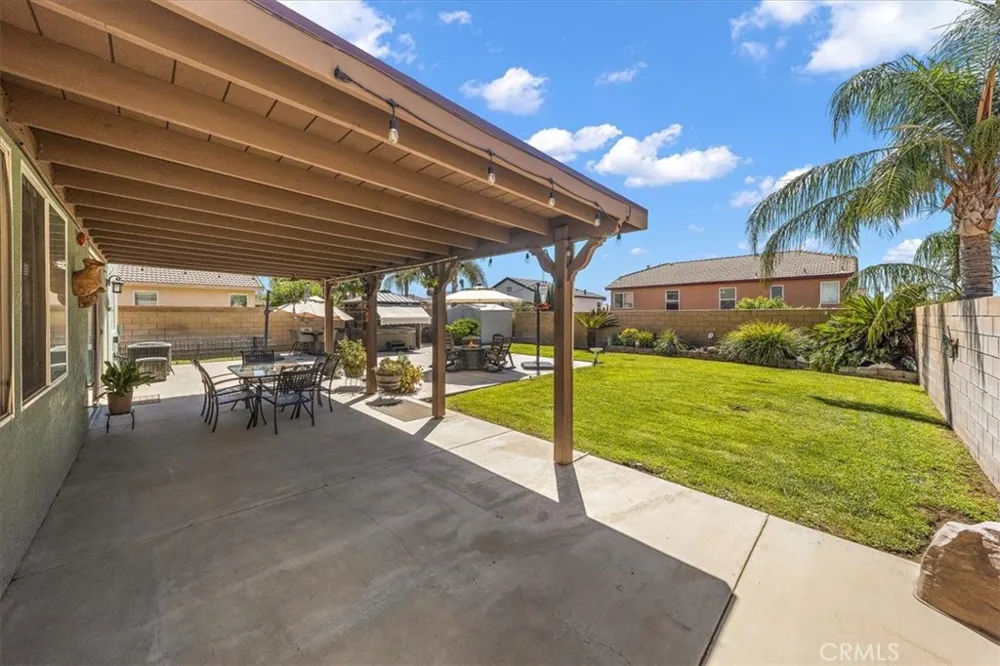 15727 Virginia Fontana, CA 92336