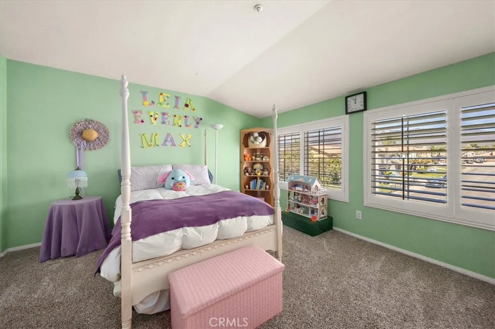 15727 Virginia Fontana, CA 92336
