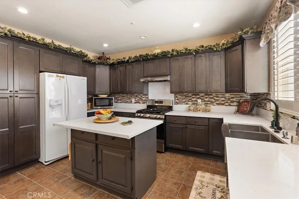 15727 Virginia Fontana, CA 92336