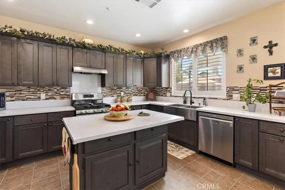15727 Virginia Fontana, CA 92336