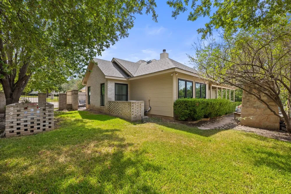 206 Phlox Drive Lakeway, TX 78734