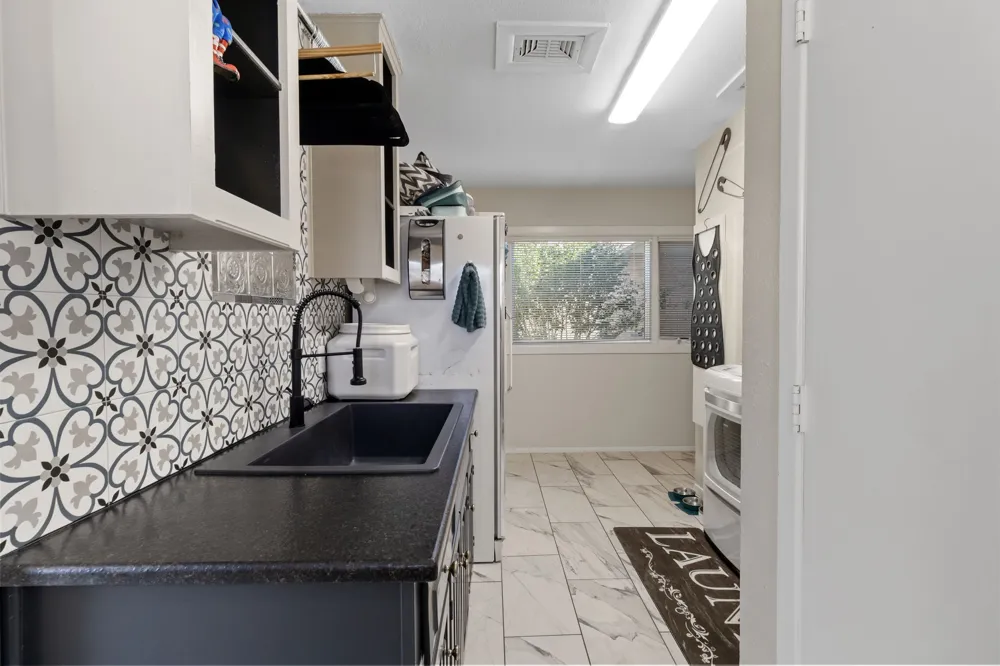 905 Crowley Road Arlington, TX 76012