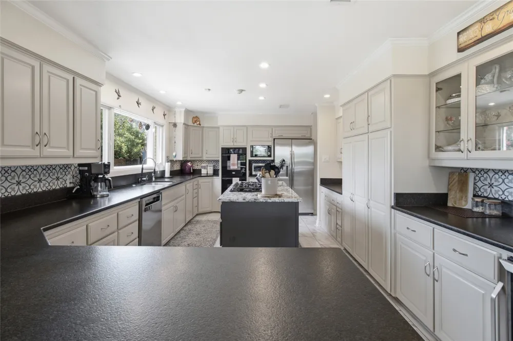 905 Crowley Road Arlington, TX 76012