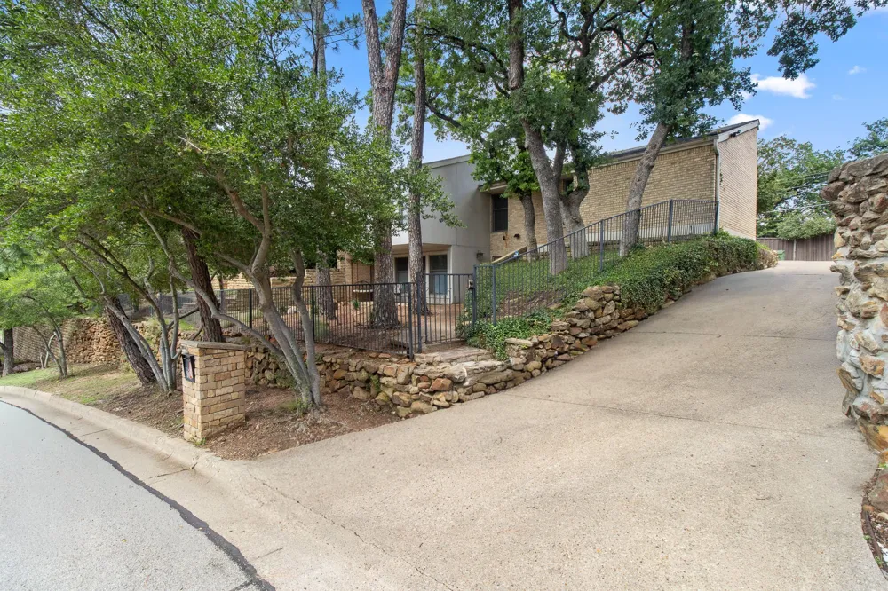 905 Crowley Road Arlington, TX 76012