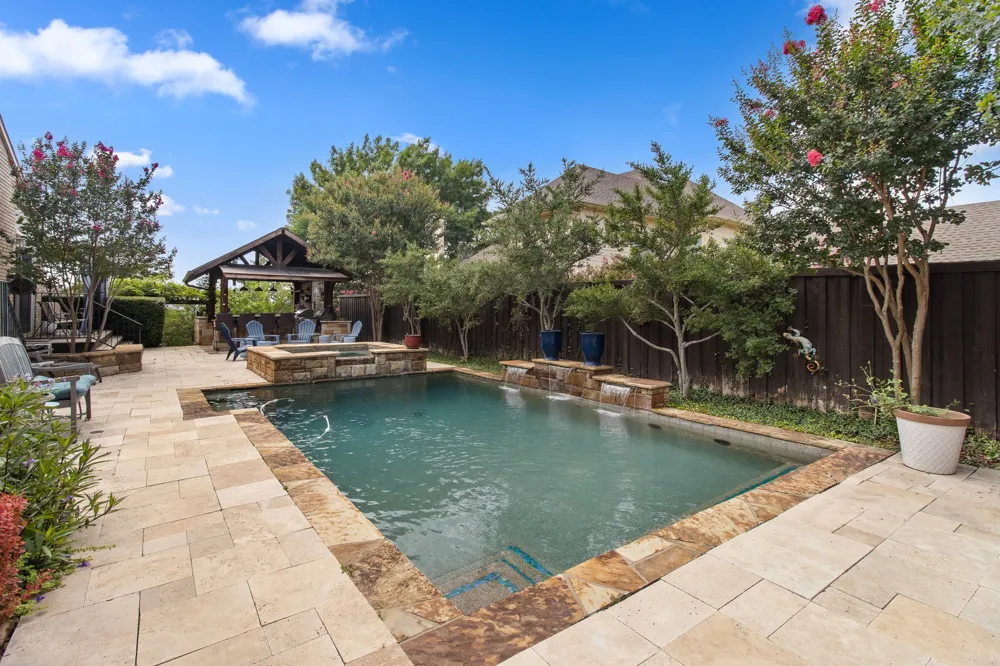 905 Crowley Road Arlington, TX 76012