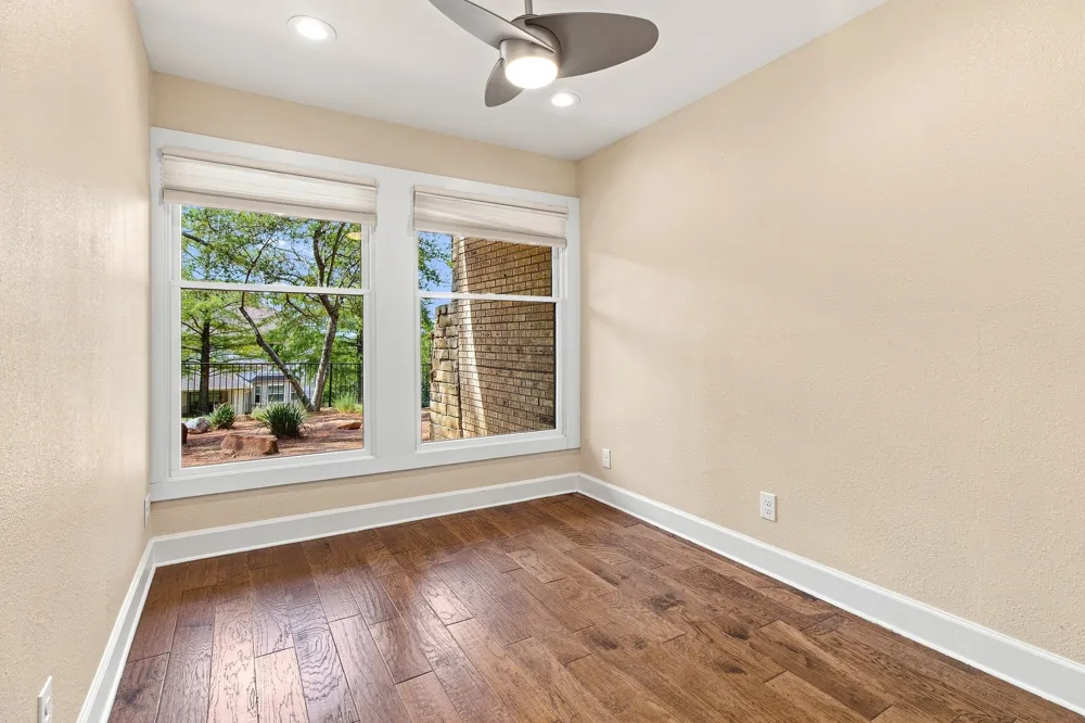 905 Crowley Road Arlington, TX 76012