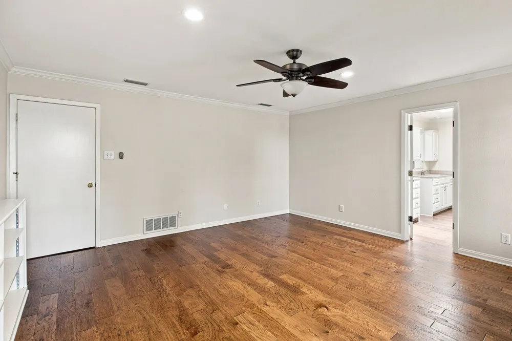 905 Crowley Road Arlington, TX 76012