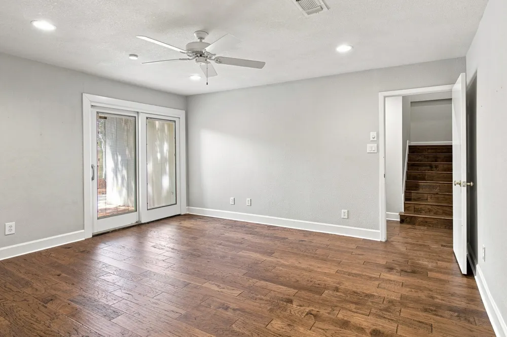 905 Crowley Road Arlington, TX 76012