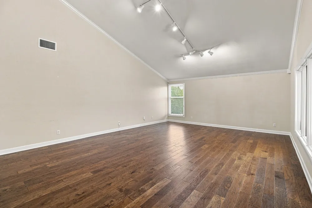 905 Crowley Road Arlington, TX 76012