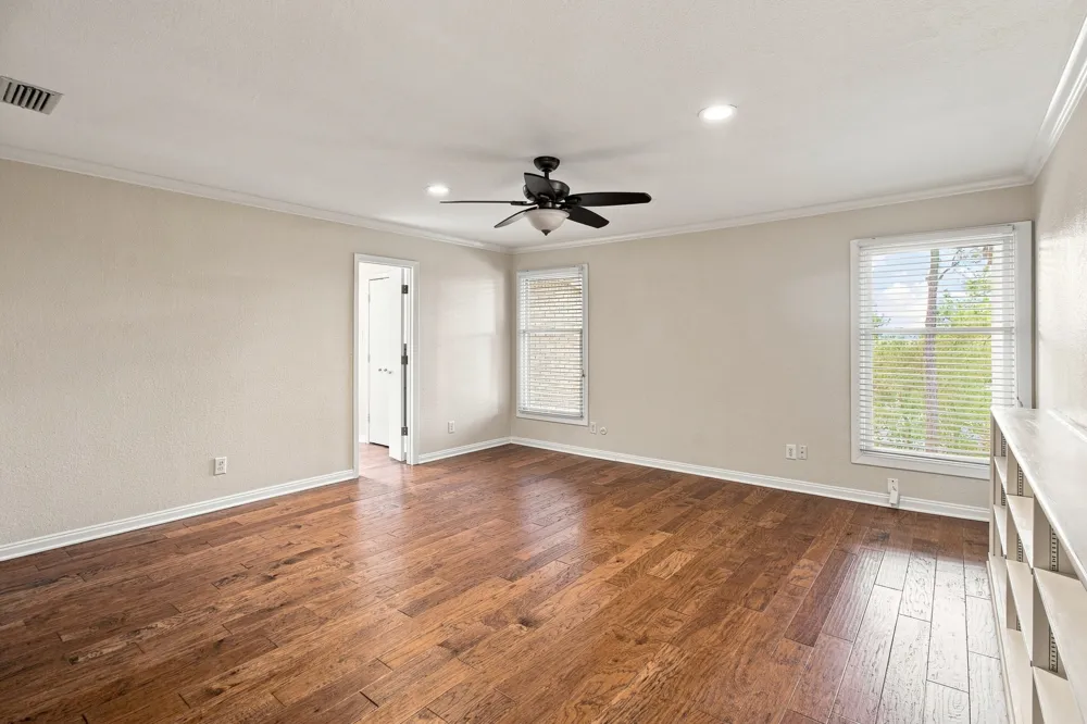 905 Crowley Road Arlington, TX 76012