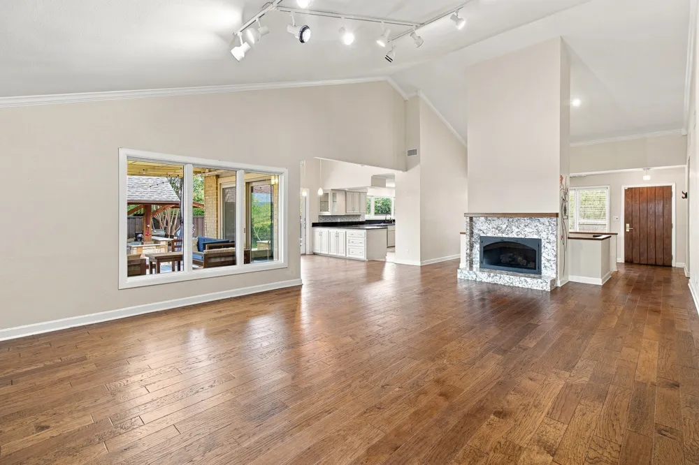 905 Crowley Road Arlington, TX 76012