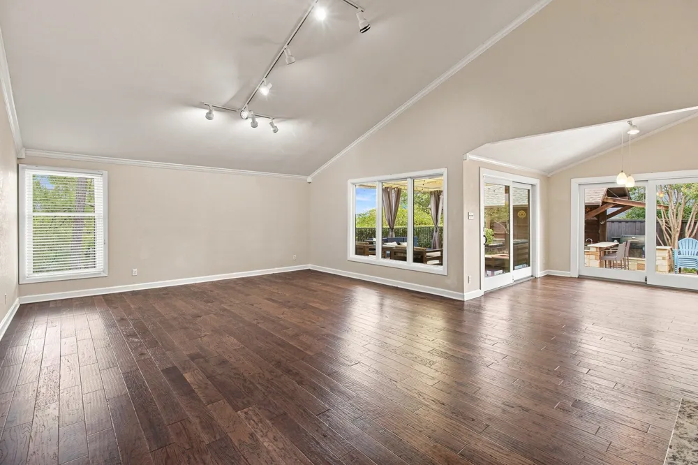 905 Crowley Road Arlington, TX 76012