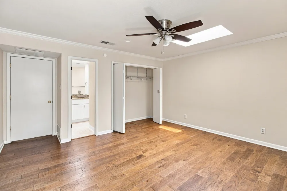 905 Crowley Road Arlington, TX 76012