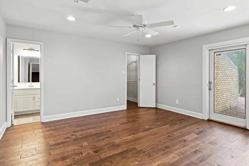 905 Crowley Road Arlington, TX 76012