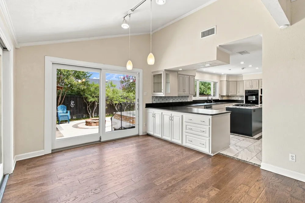 905 Crowley Road Arlington, TX 76012