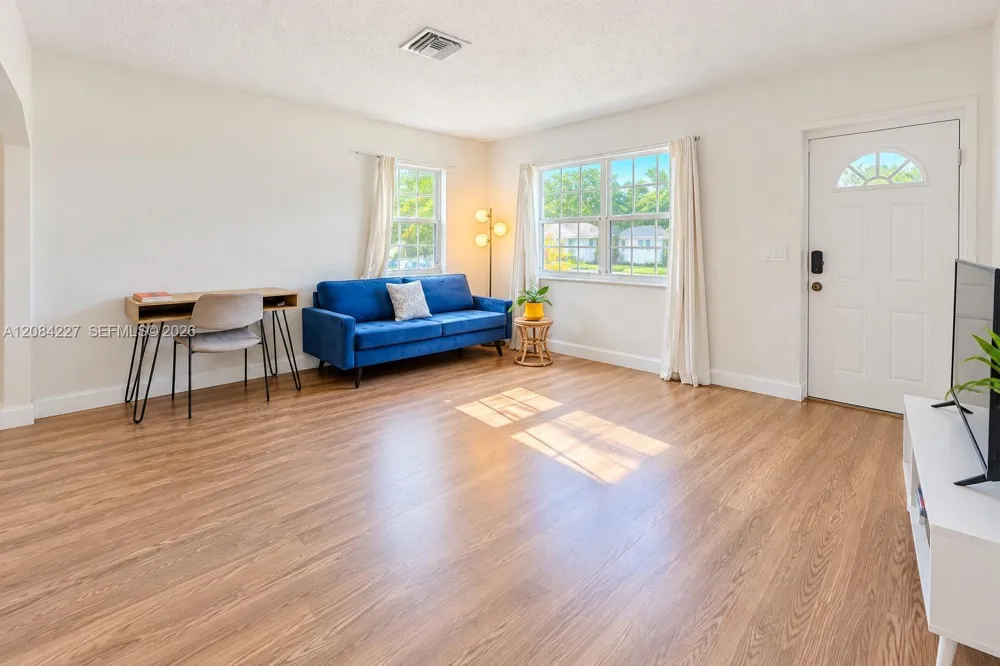 2740 Dewey St Hollywood, FL 33020