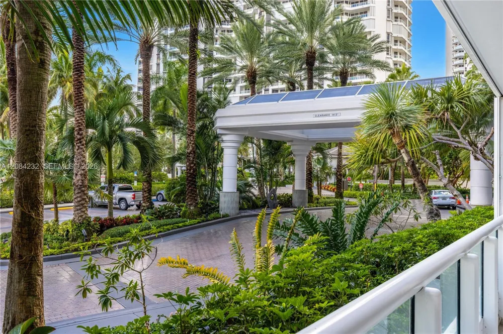 21055 Yacht Club Dr #207 Aventura, FL 33180