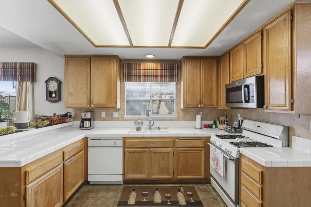 230 Fox Mills Lane Riverside, CA 92506