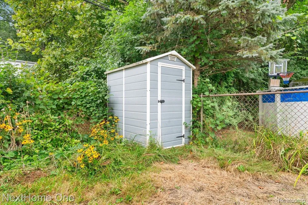 4296 Phillips Avenue Berkley City, MI 48072