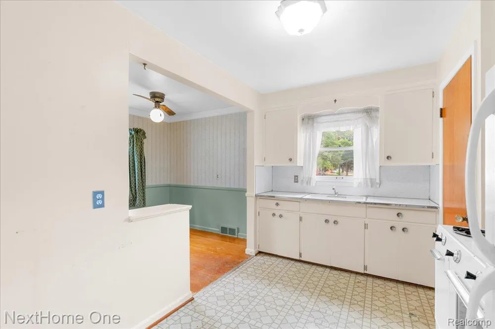 4296 Phillips Avenue Berkley City, MI 48072