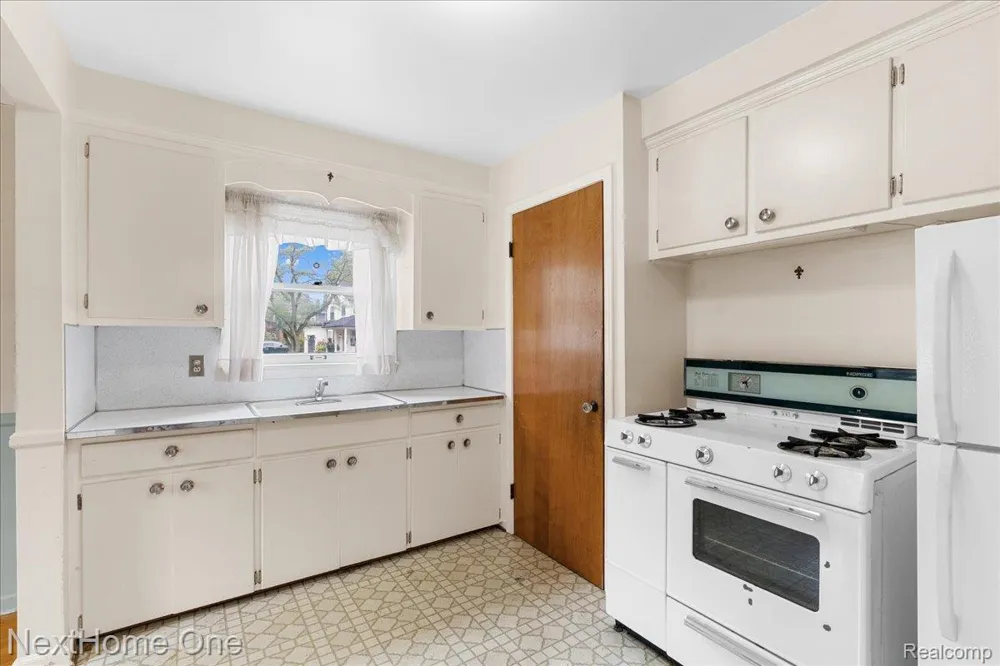 4296 Phillips Avenue Berkley City, MI 48072