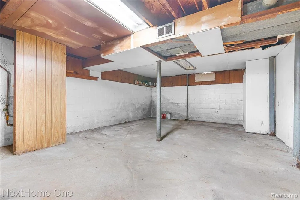 4296 Phillips Avenue Berkley City, MI 48072